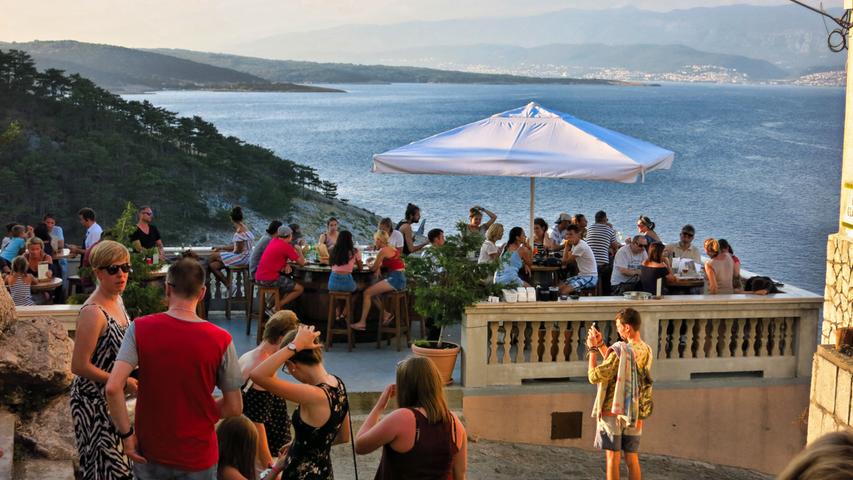 Das Restaurant Nada hat auch diese Terrasse über dem Meer.