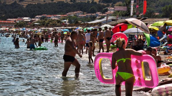 In der Hochsaison ist der Strand von Baska knackvoll.