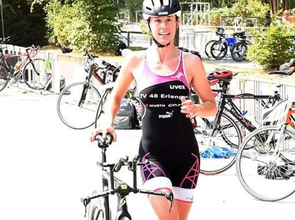 Schwimmen und Radfahren sind geschafft: Larissa Rexin nach ihren Top-Disziplinen vor dem Wechsel auf die Laufstrecke.