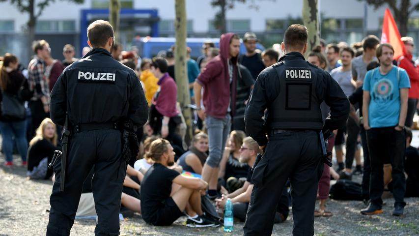 Zwei Polizisten stehen am Landtag in Dresden vor einer Gruppe junger Leute. Auch Tage nach dem Stadtfest gibt es neue Demonstrationen: Die Bewegung Pro Chemnitz hatte für den Donnerstag eine Kundgebung am Chemnitzer Stadion für 500 Personen angemeldet.