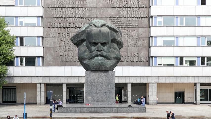 Am Dienstag hatte sich die Lage etwas beruhigt, nur wenige Passanten waren am Karl-Marx-Denkmal unterwegs. Die Stimmung blieb allerdings weiter angespannt, Politik und Polizei warnten vor Selbstjustiz.