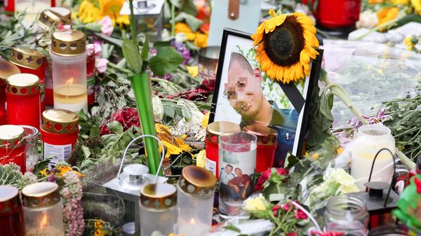 Alles beginnt mit einem verhängisvollen Streit nach einem Stadtfest in Chemnitz. Ein 23 Jahre alter Syrer und ein 22-jähriger Iraker stechen in der Nacht von Samstag auf Sonntag einen 35-jährigen Deutschen und zwei weitere Männer ein. Der 35-Jährige stirbt kurz darauf in einem Krankenhaus an seinen Verletzungen.