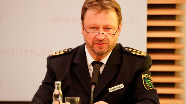 Wie Landespolizeipräsident Jürgen Georgie später sagt, seien bei dem Streit zwei Männergruppen zusammengetroffen. Die genauen Hintergründe sind noch unklar. Anders als im Internet kolportiert, ging den tödlichen Messerstichen laut Polizei aber kein sexueller Übergriff auf eine Frau voraus.