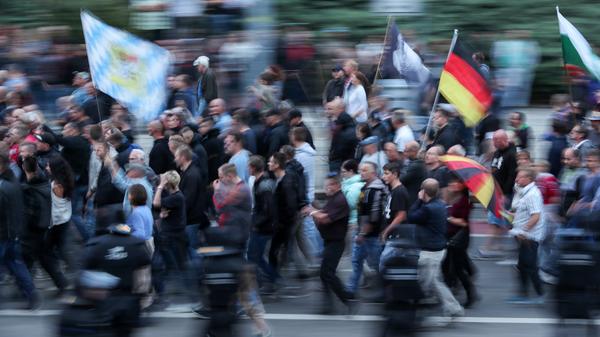In erster Linie sei über die sozialen Netzwerke für Chemnitz mobilisiert worden. Die Hooliganszene im Umfeld des Fußball-Regionalligisten Chemnitzer FC sei "besonders mobilisierungsstark", heißt es beim Verfassungsschutz. Zwei Gruppen - "Kaotic" und "NS Boys" - hätten für den Montagabend getrommelt. Beide haben in Chemnitz Stadionverbot. Ministerpräsident Michael Kretschmer (CDU) sagte, die Mobilisierung im Internet sei stärker als in der Vergangenheit. Sie beruhe "auf ausländerfeindlichen Kommentaren, auf Falschinformationen und auf Verschwörungstheorien".