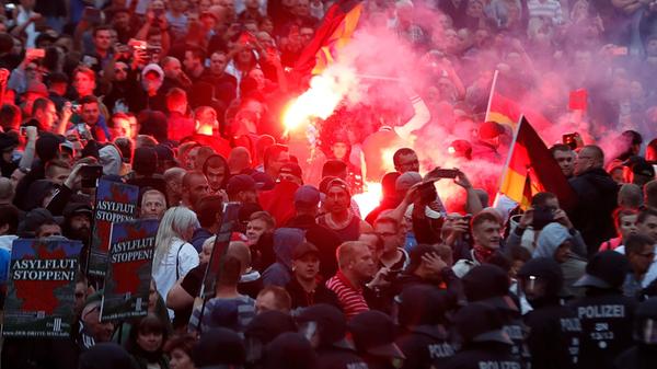 Neben Rechtsextremen aus ganz Sachsen kamen Demonstranten aus Nordrhein-Westfalen, Niedersachsen, Thüringen, Berlin und Brandenburg nach Chemnitz. Die "scharfe Aggressivität" der Hooligangruppen habe das Geschehen bestimmt, sagte Martin Döring, Sprecher des Verfassungsschutzes. Es seien aber auch ganz normale Bürger auf der Straße gewesen.