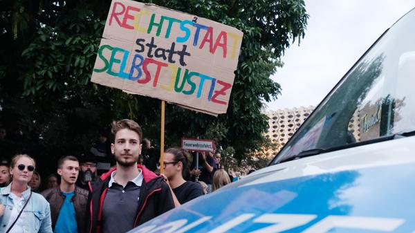Gegendemonstranten protestierten dort gegen die Kundgebung mit Plakaten wie "Rechtsstaat statt Selbstjustiz".