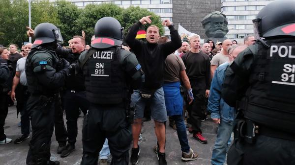 In der Innenstadt versuchten die Beamten, bei einer Kundgebung der rechten Szene ein Aufeinanderprallen von rechten und linken Gruppen zu verhindern.