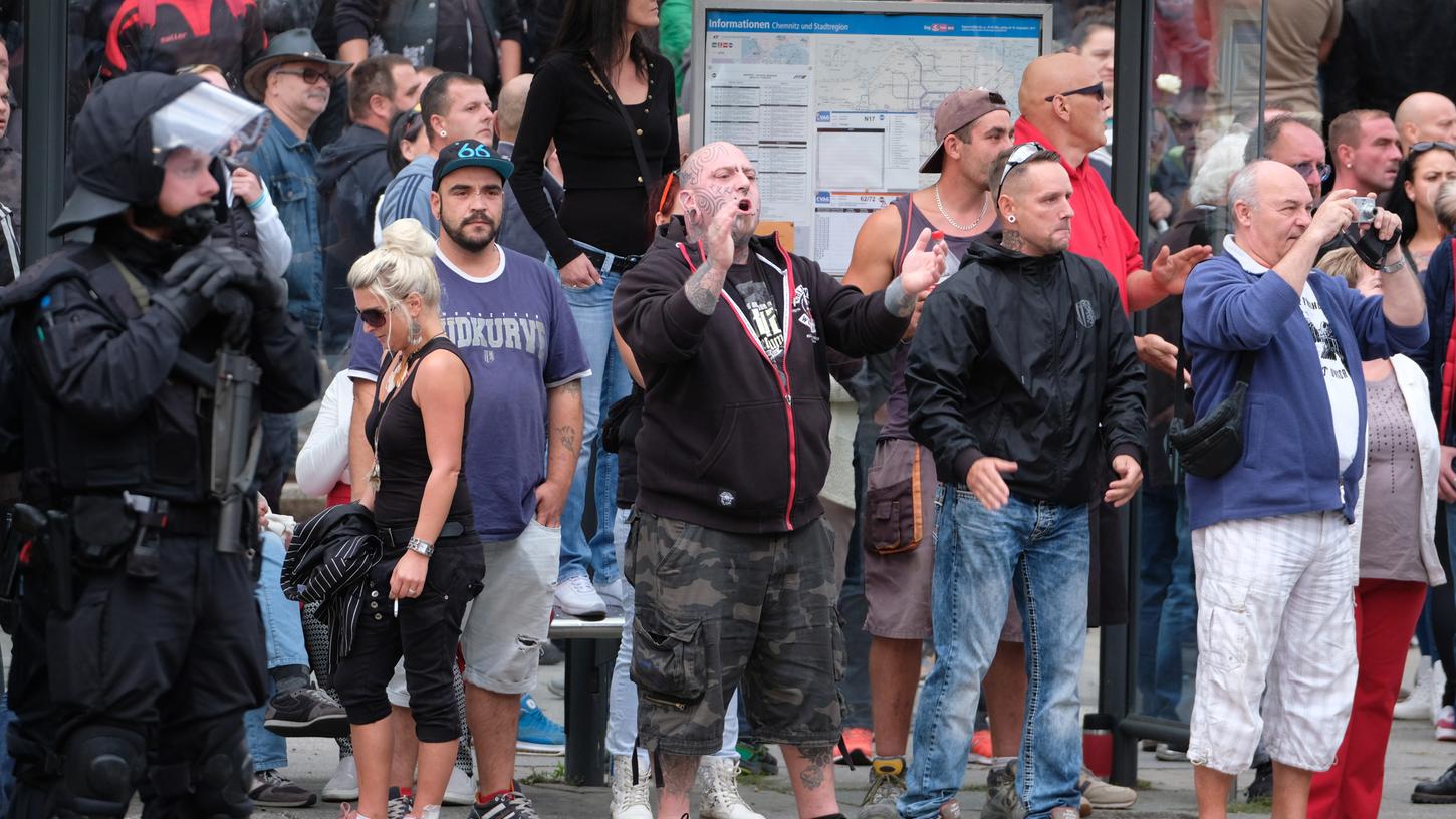 Argumente und Fakten stoßen da an Grenzen, wo Emotionen überkochen. Wo sich zu viele ihre eigene Weltsicht bauen aus Internetseiten, die ihre Wut teilen und schüren.