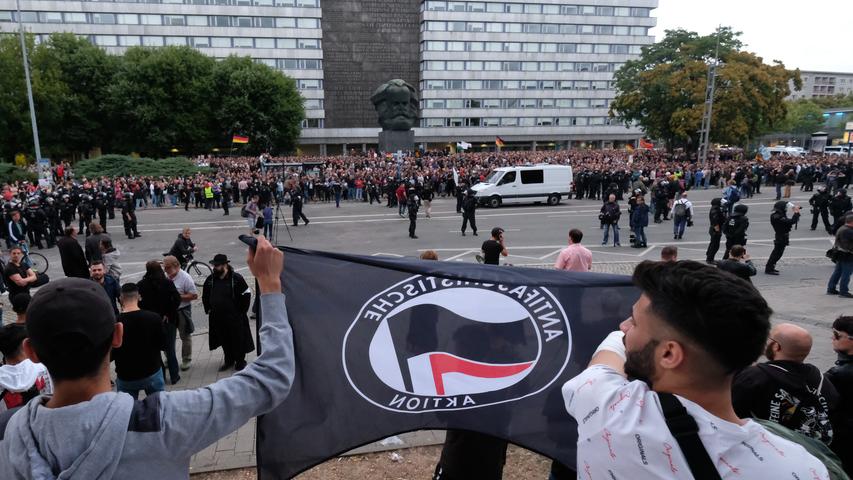 Auch vor dem Karl-Marx-Monument sammelten sich Teilnehmer einer Gegendemonstration zu einer Rechten Kundgebung.
