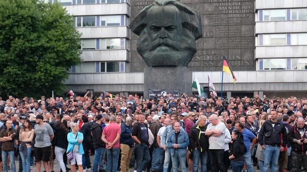 In Chemnitz ist in der Nacht zum Sonntag ein 35-jähriger Mann erstochen worden. Die Tat war Anlass für spontane Demonstrationen vor allem aus der rechten Szene, bei denen es auch zu Jagdszenen und Gewaltausbrüchen kam.