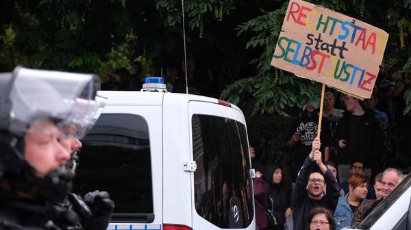 Am Montagabend waren bei den Protesten mindestens sechs Menschen verletzt worden. Nach Ende der beiden Demonstrationen räumte ein Polizeisprecher Personalmangel in den eigenen Reihen ein.