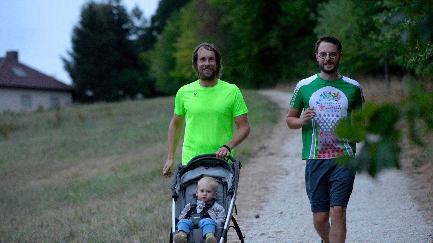 NN-Leser Uwe Trendelenburg (links) mit Sohn Ben und NN-Redakteur Patrick Schroll beim Geländelauf.