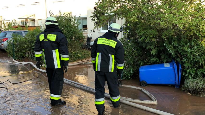 Wasserrohrbruch in Nürnberg: Großeinsatz der Feuerwehr