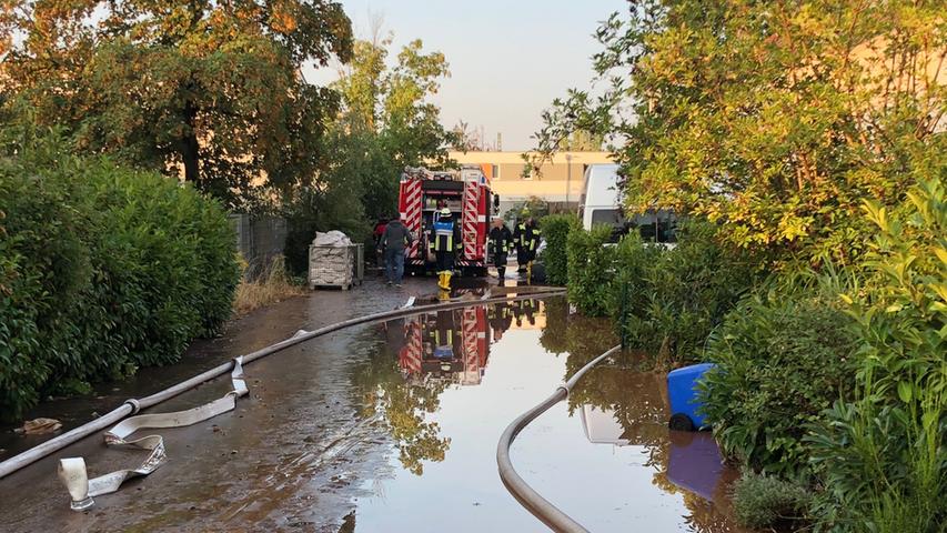 Wasserrohrbruch in Nürnberg: Großeinsatz der Feuerwehr