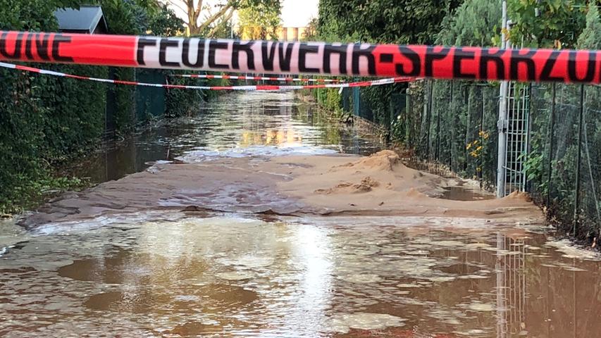 Wasserrohrbruch in Nürnberg: Großeinsatz der Feuerwehr