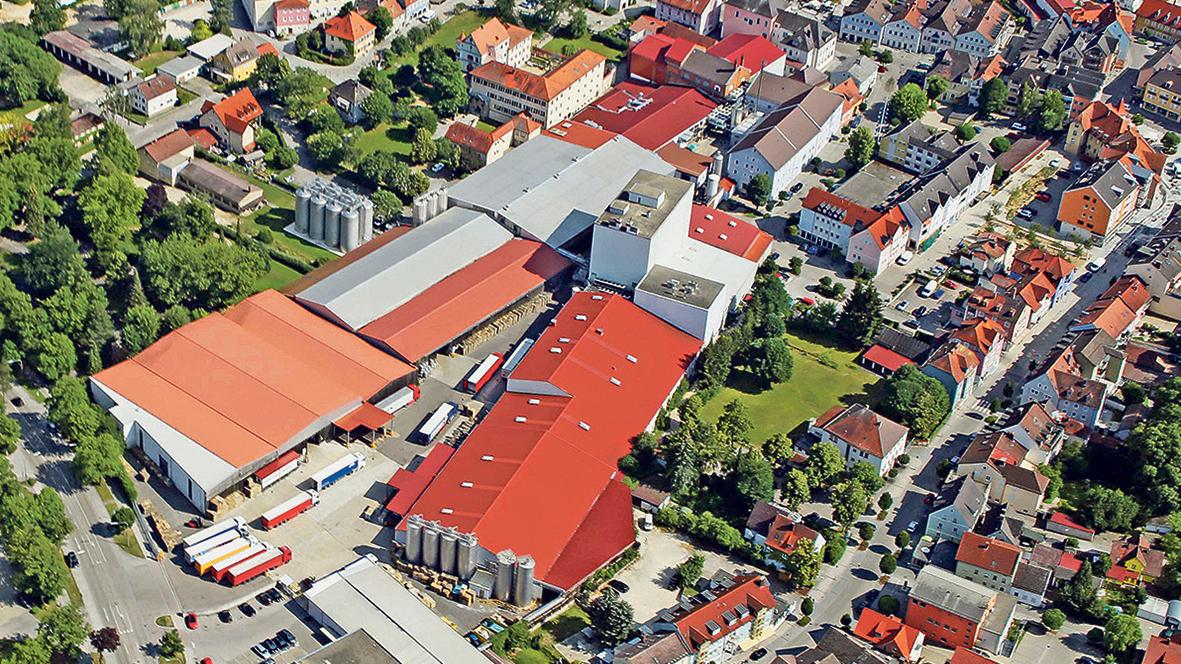 Wie ein breites „V“ durchschneidet die Firma Altmühltaler derzeit noch die Treuchtlinger Stadtmitte zwischen Schloss (oben mittig) und Bahnhofstraße (rechts unten).