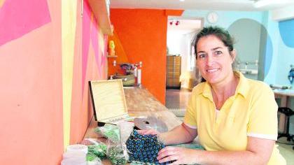 Manuela Dilly in ihrer «Kleinen Kreativ-Werkstatt». Manuela Dilly in ihrer «Kleinen Kreativ-Werkstatt».