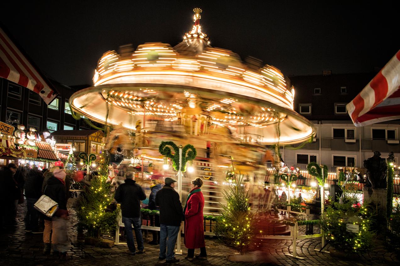 Das riesige Karussell ist seit Jahren die im doppelten Wortsinn große Attraktion der Kinderweihnacht am Hans-Sachs-Platz.