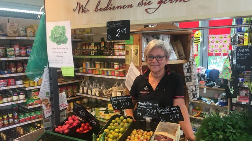 Mehr als zehn Jahre lang gab es in Simonshofen keine Einkaufsmöglichkeiten mehr, aber seit 2010 sichert der Dorfmarkt die Nahversorgung - auch die unseres Wanderreporters: Margit Pabst versorgt ihn mit "Leberkäsweggla", Quark-Golatsche und Kaffee.