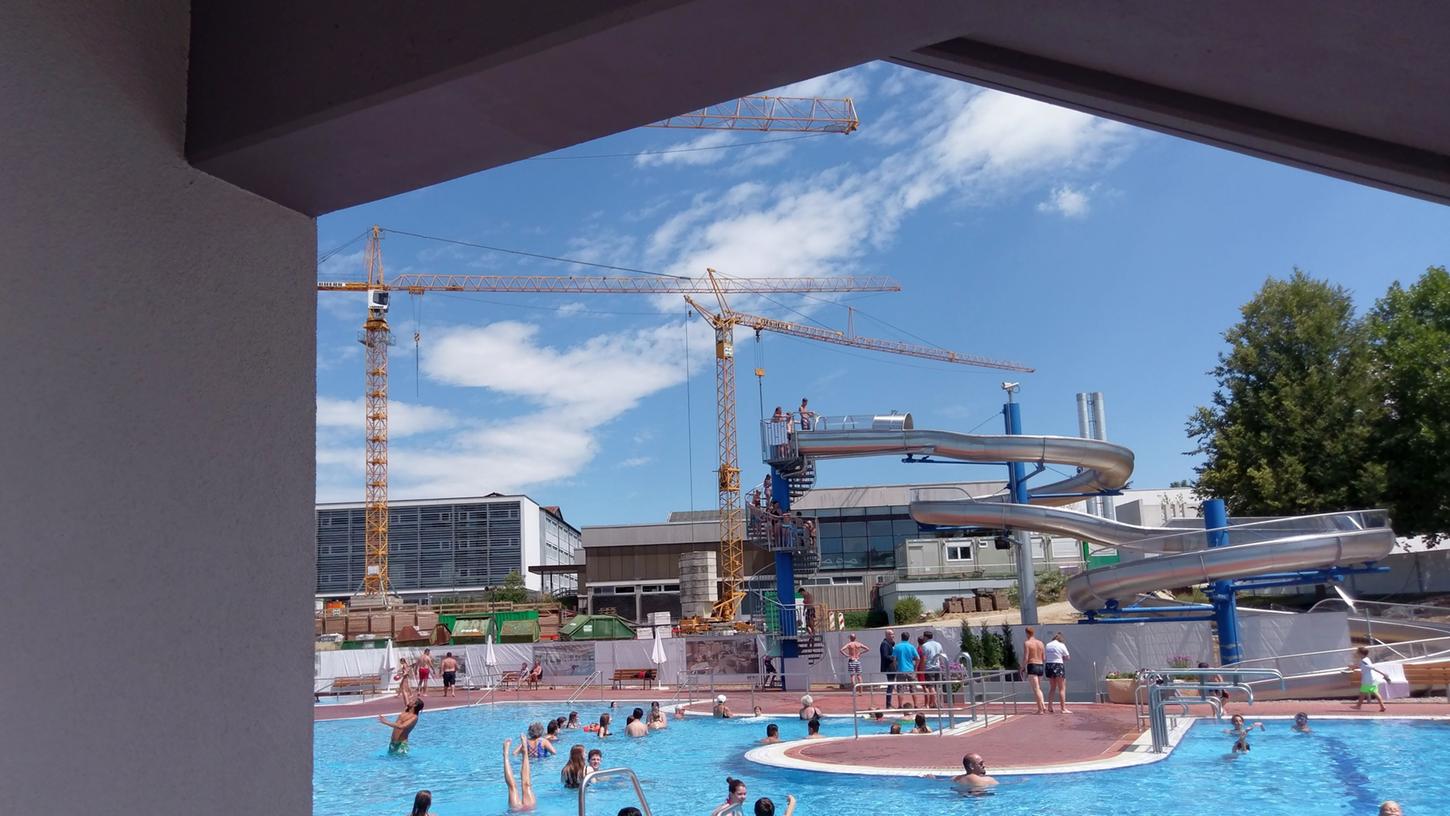 Die Baustelle des Ganzjahresbades vom Freibad Neumarkt aus gesehen: 600 Vorschläge für einen Namen des Bades sind bei den Stadtwerken Neumarkt eingegangen.