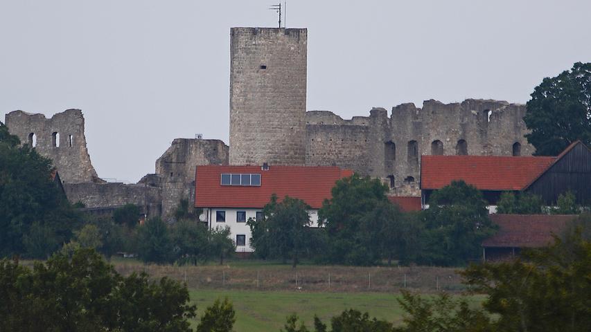Schon von weitem ist der Bergfried der Burgruine Wolfstein zu sehen.