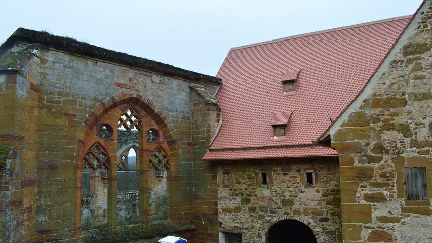 Das Konventgebäude von Kloster Gnadenberg in der Gemeinde Berg im Landkreis Neumarkt ist ein imposantes Bauwerk, das einen Besuch lohnt.