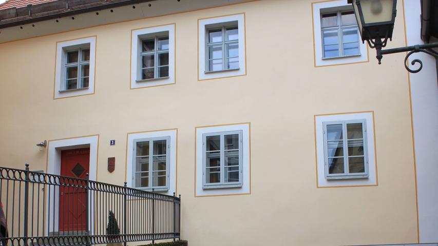 Neben dem Ritter-Wirnt-Museumsstübchen in Gräfenberg strahlt jetzt das restaurierte Torhaus in Gräfenberg.