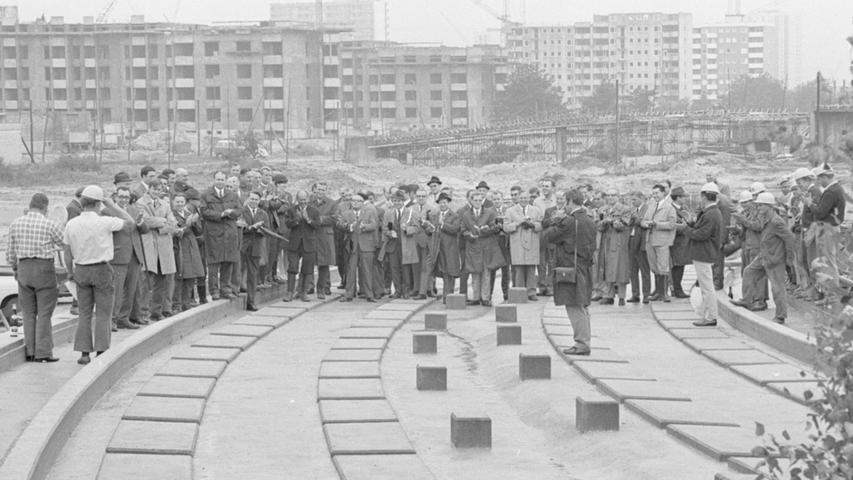 Fachleute vom Bauhof und von der VAG – sie besichtigten gestern die Baustellen – zollen auf der 9,5 Meter breiten Brücke für die Abzweigung zum U-Bahn-Betriebshof dem Polier Beifall. Hier geht es zum Kalenderblatt vom 1. September 1968: U-Bahn macht Fortschritte