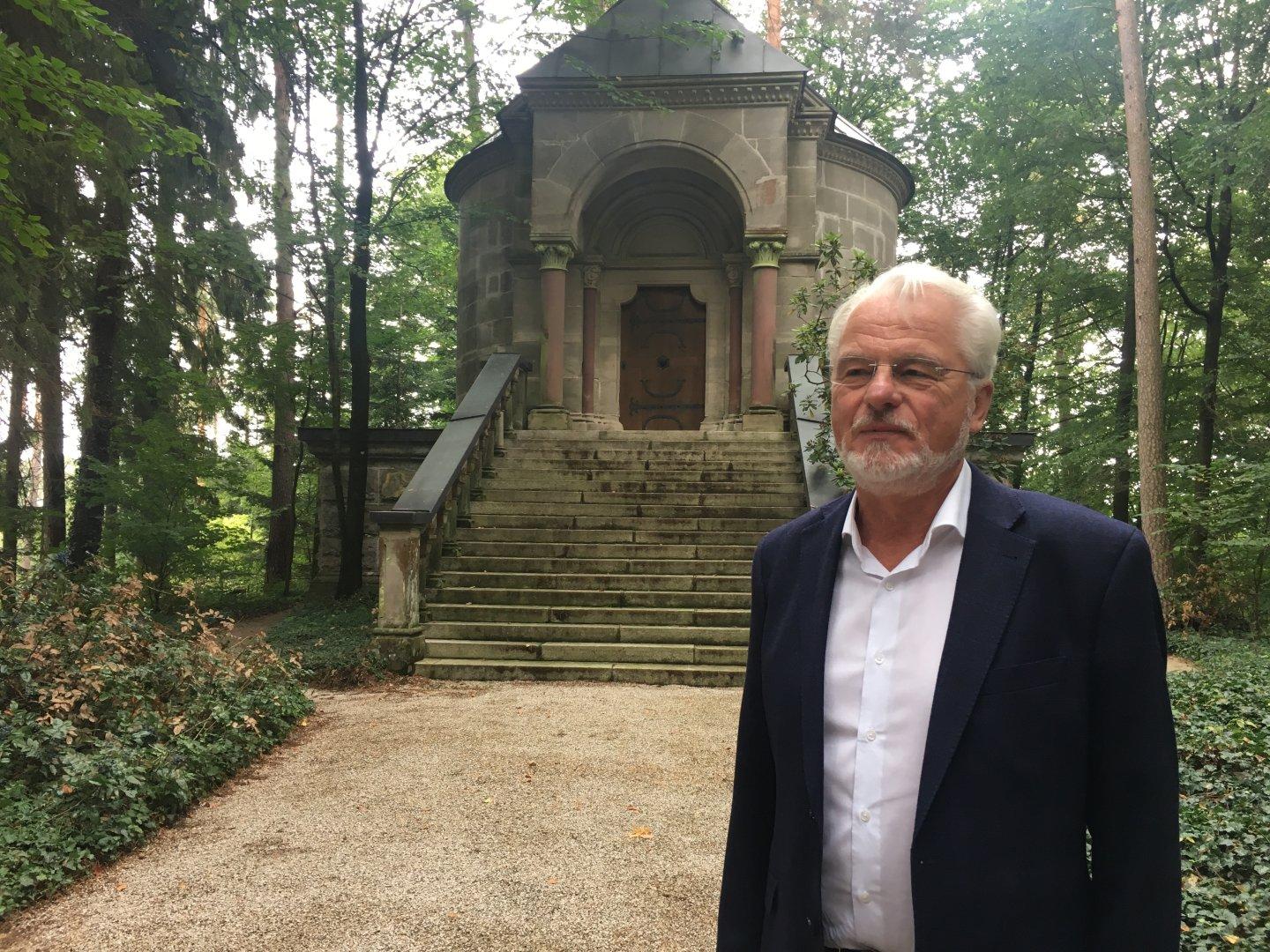 Wer noch tiefer in der Tucherschen Geschichte graben möchte, kann bei Simmelsdorf suchen. Verborgen im Wald steht dort das Mausoleum der Patrizierfamilie.