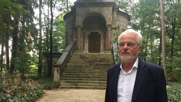 Wer noch tiefer in der Tucherschen Geschichte graben möchte, kann bei Simmelsdorf suchen. Verborgen im Wald steht dort das Mausoleum der Patrizierfamilie.