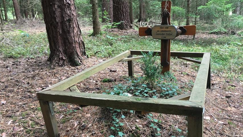 Langsam wird es gruselig: Im Wald oberhalb von Simmelsdorf liegt das Grab eines unbekannten russischen Soldaten. Doch auf den Wanderreporter wartet ein noch deutlich größeres Grabmal...