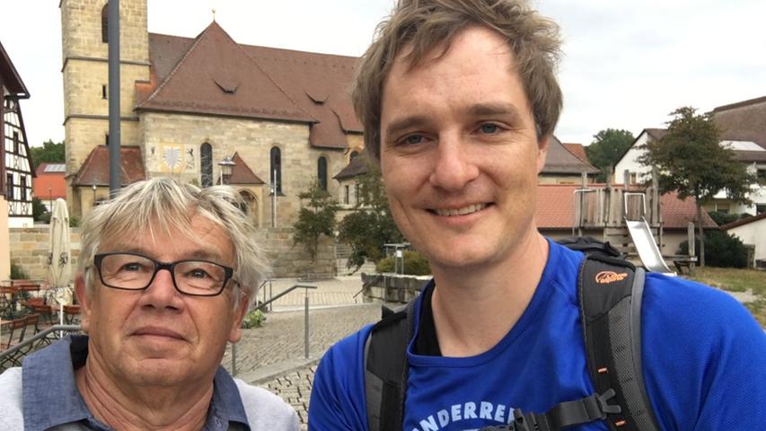 In Kirchröttenbach trifft der Wanderreporter zufällig seinen ehemaligen Kollegen Reinhard Schmolzi, der hier gerade frische Bio-Tomaten abliefert. Zeit für ein Erinnerungsfoto bleibt natürlich trotzdem.