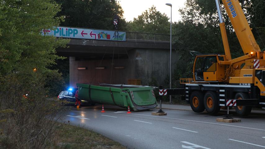 Lkw-Auflieger blieb an Ansbacher Brücke hängen