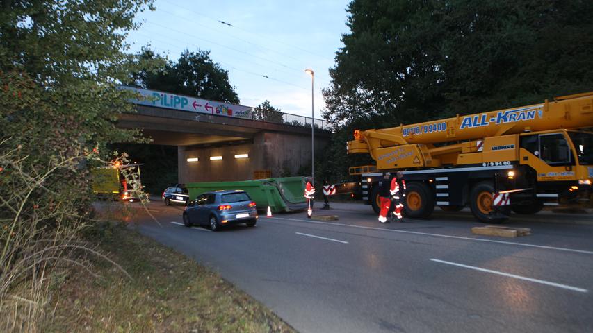 Lkw-Auflieger blieb an Ansbacher Brücke hängen