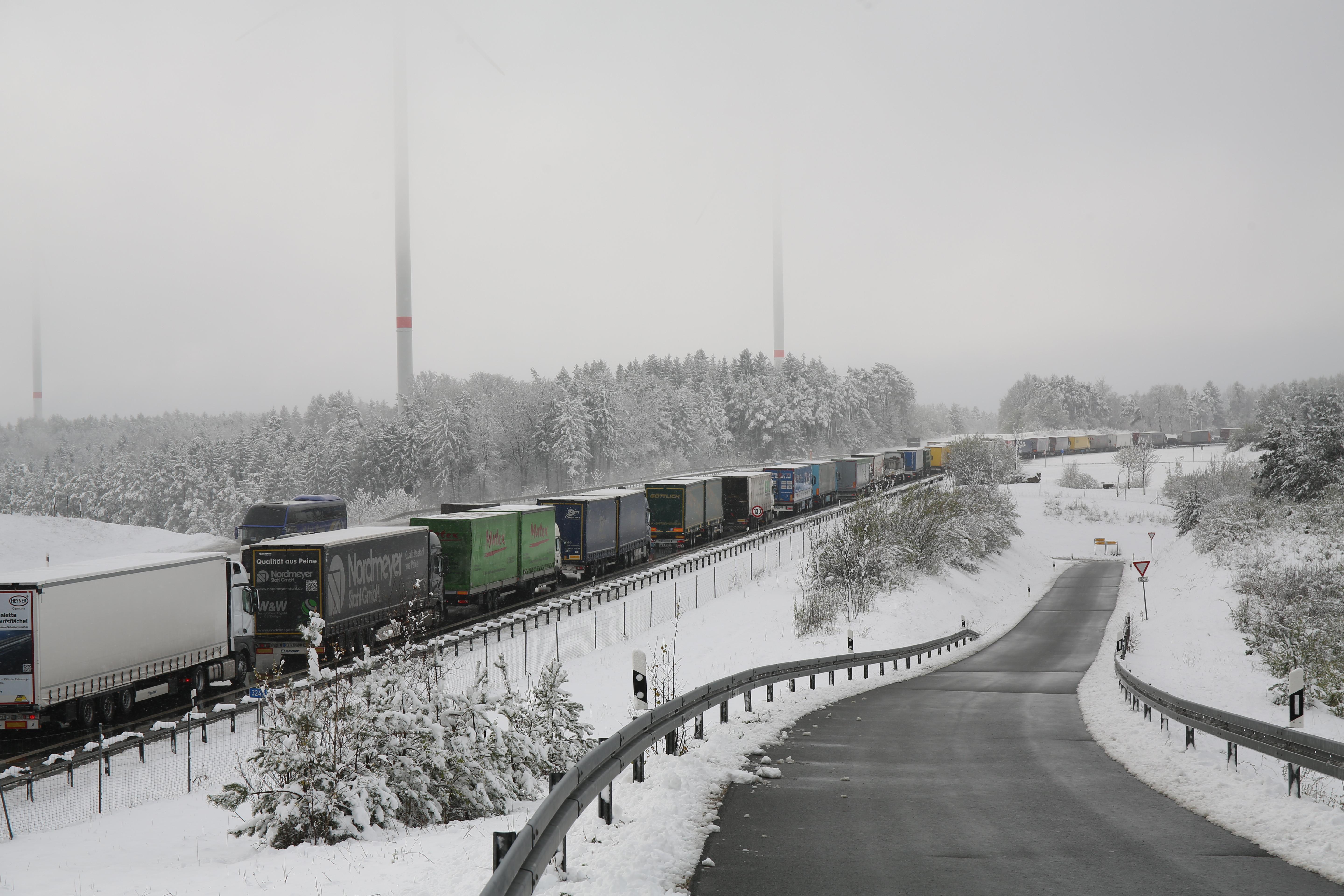 Verkehrschaos auf der A9 im April 2017 nach einem plötzlichen Wintereinbruch nach Ostern.