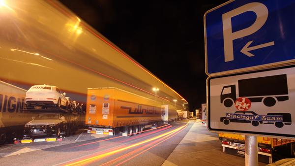 Ständig fehlen entlang der A 9 Parkplätze für die wachsende Zahl an Lastern, hier an der Raststätte Feucht in Richtung München.