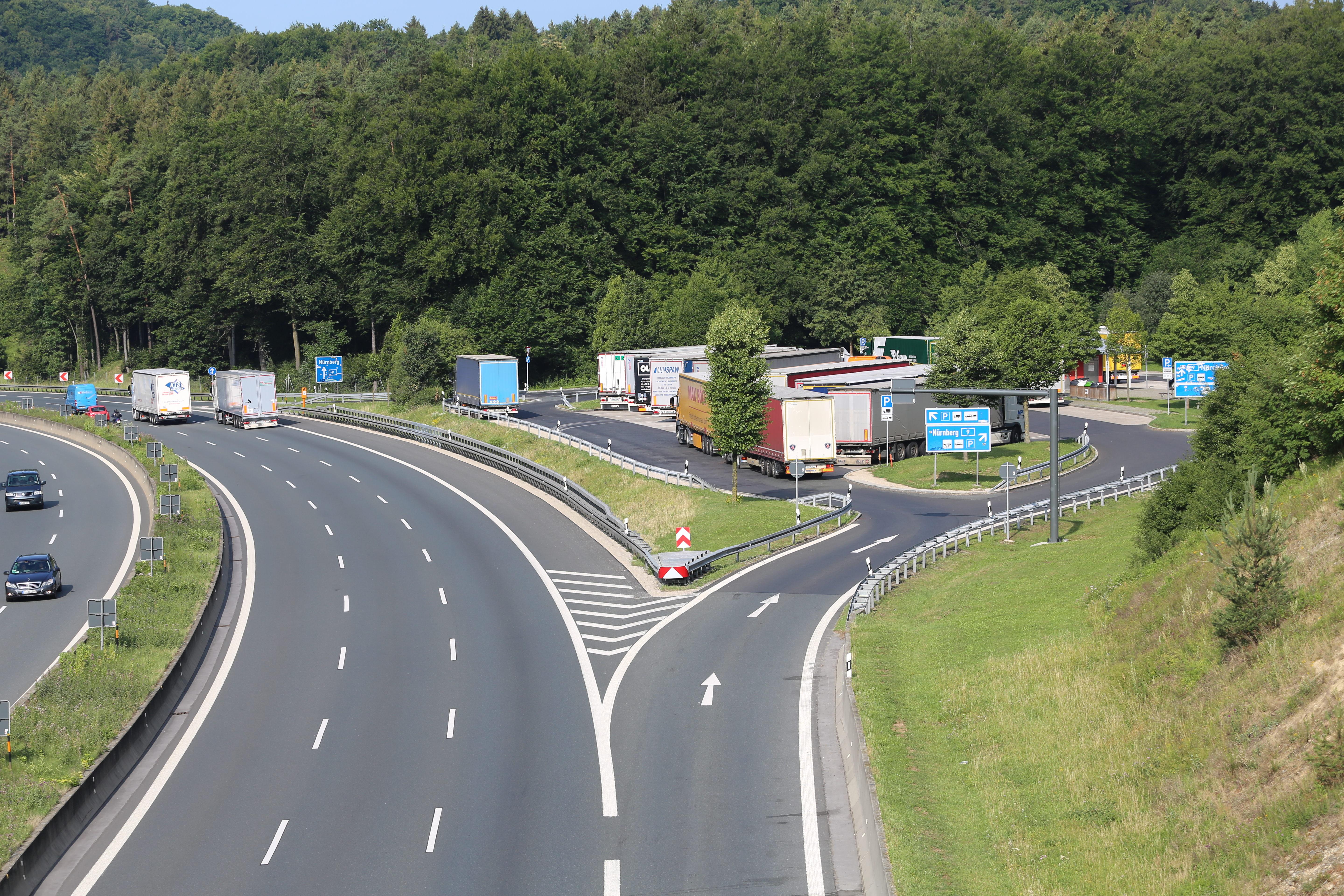 Der Rastplatz Sperbes an der Autobahn 9 zwischen Plech und Hormersdorf war im Sommer 2018 vermutlich Schauplatz des Verbrechens an einer Tramperin.
