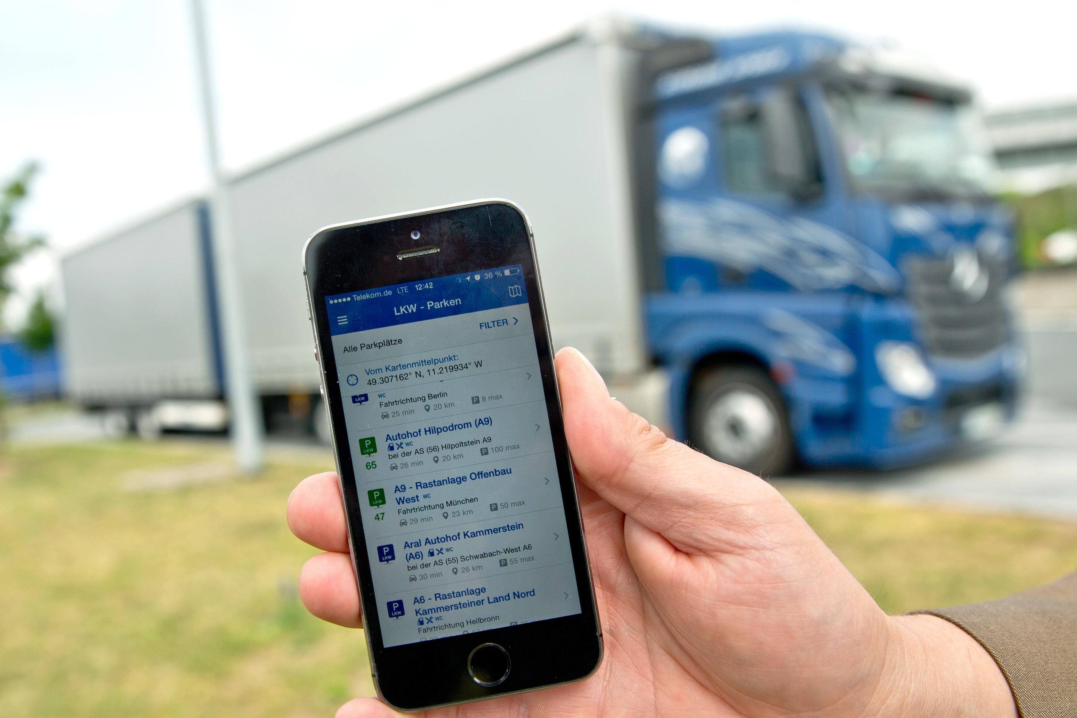 ...mit einer App sollen Lkw-Fahrer in Zukunft leichter freie Parkplätze entlang der A 9 finden.