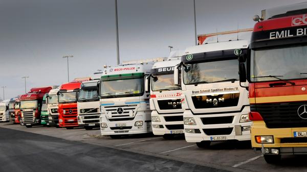 Überfüllte Parkplätze sind auch entlang der A9 ein tägliches Hindernis für die Trucker. Auch an der Rastanlage Fränkische Schweiz/Pegnitz (Bild) ist oft kein Platz mehr frei.
