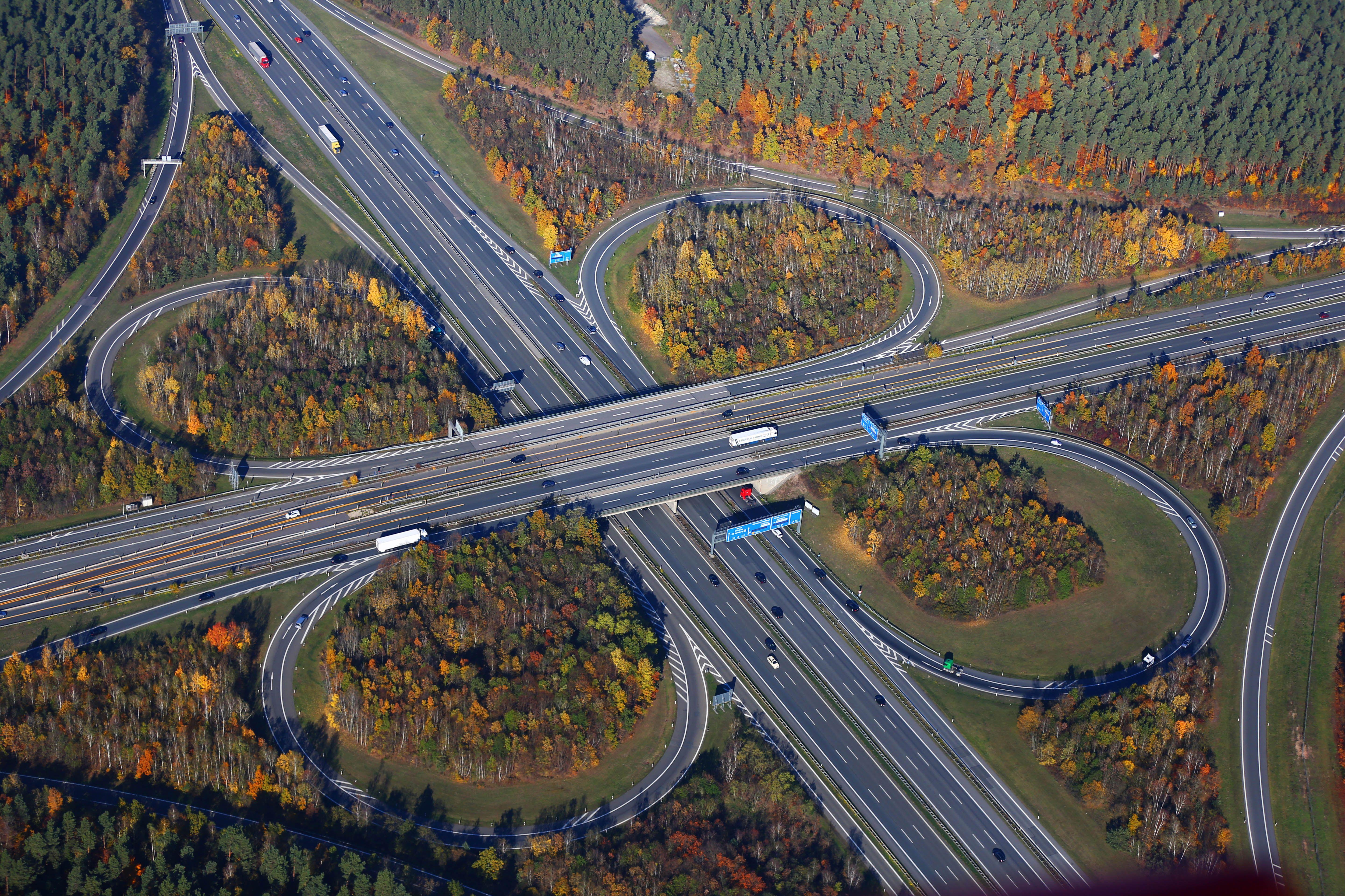 Das Autobahnkreuz A6/A9 aus der Luft gesehen.