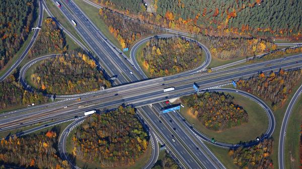 Das Autobahnkreuz A6/A9 aus der Luft gesehen.