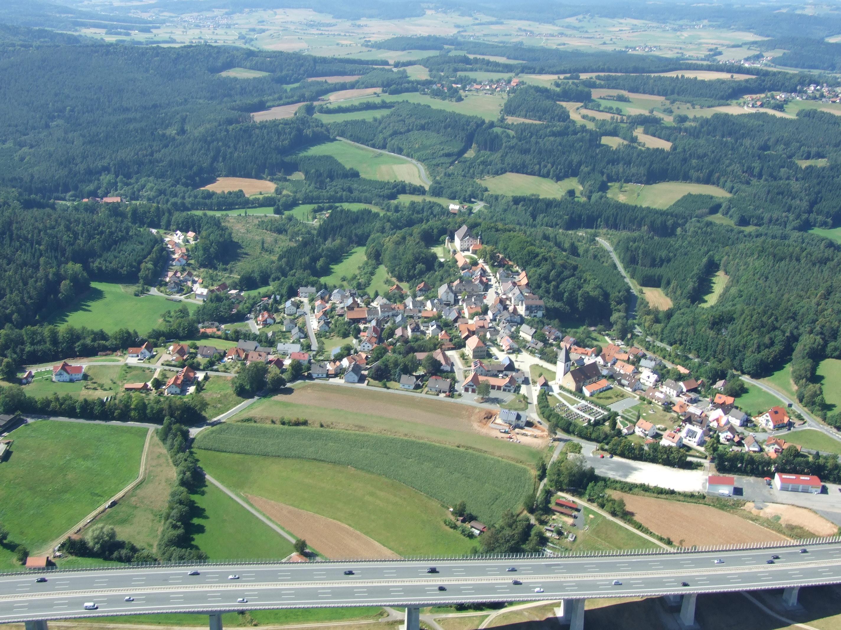 Seit der Verbreiterung der A9 im Rahmen des Verkehrsprojekts Deutsche Einheit führt die Autobahn im gebührenden Abstand über eine Talbrücke an der Ortschaft Trockau vorbei.