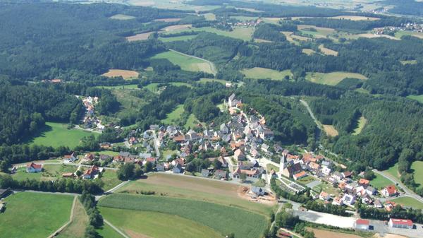 Seit der Verbreiterung der A9 im Rahmen des Verkehrsprojekts Deutsche Einheit führt die Autobahn im gebührenden Abstand über eine Talbrücke an der Ortschaft Trockau vorbei.