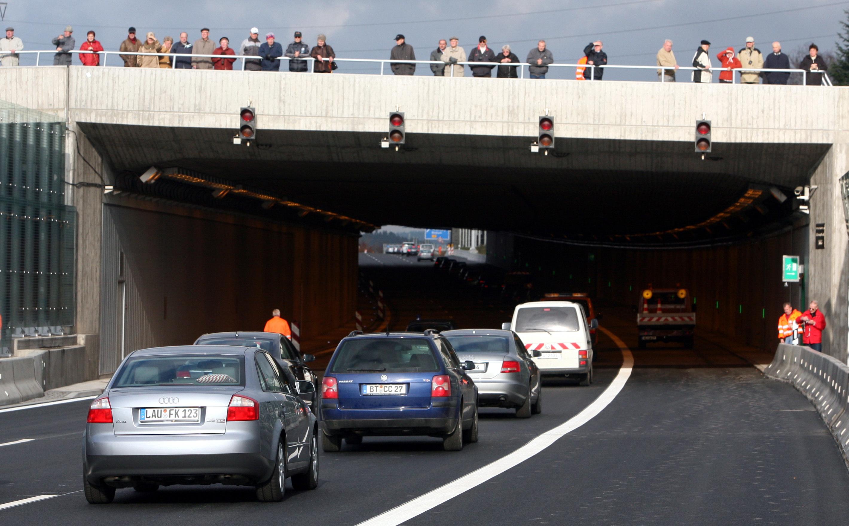 Die ersten Fahrzeuge fahren im November 2006 auf dem neuen Teilstück der Bundesautobahn A9 bei Bayreuth, wo aus Lärmschutzgründen sogar eine Einhausung gebaut wurde. Das letzte Stück der Autobahn war somit fertiggestellt und dreispurig ausgebaut.