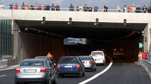 Die ersten Fahrzeuge fahren im November 2006 auf dem neuen Teilstück der Bundesautobahn A9 bei Bayreuth, wo aus Lärmschutzgründen sogar eine Einhausung gebaut wurde. Das letzte Stück der Autobahn war somit fertiggestellt und dreispurig ausgebaut.