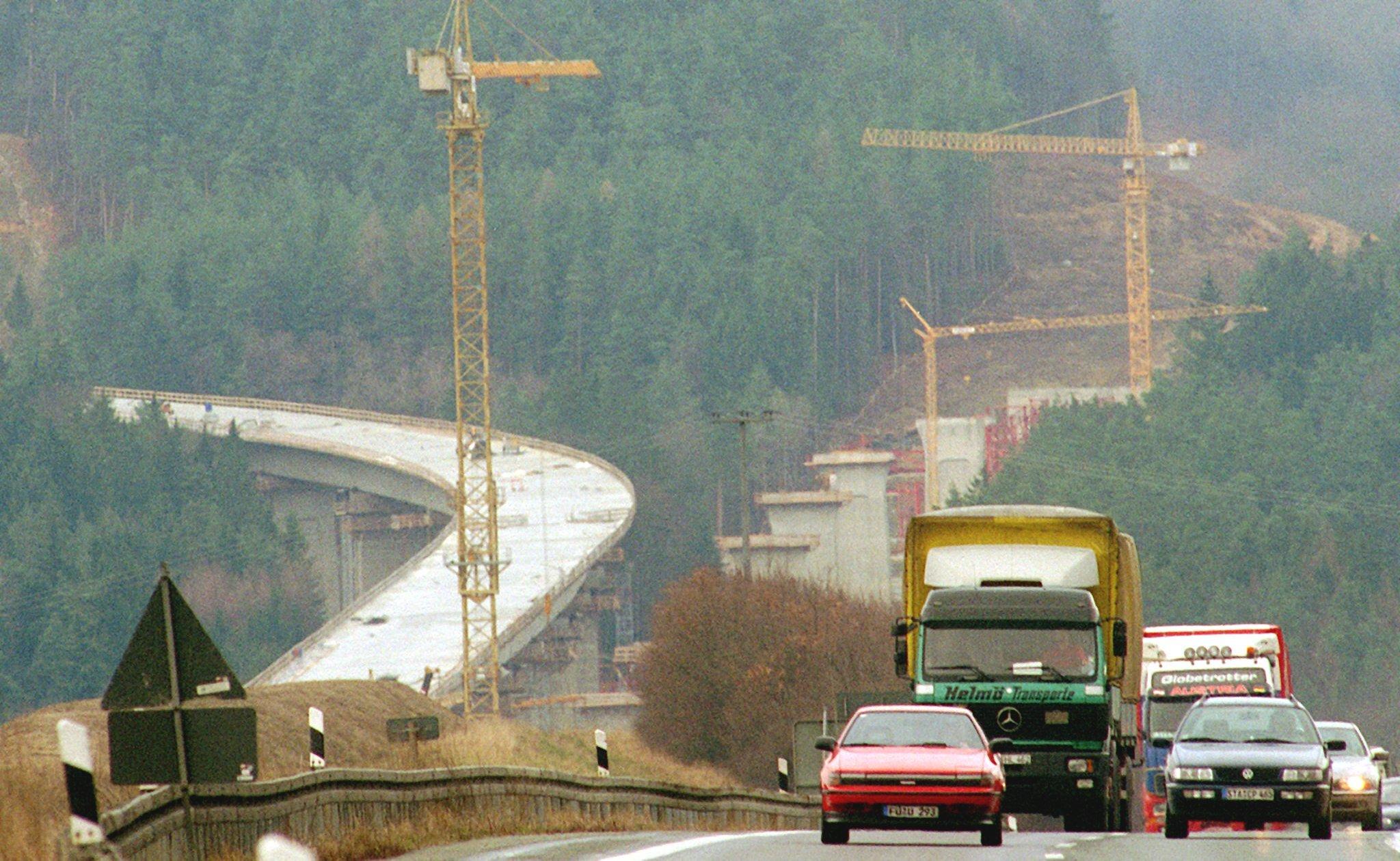Bauarbeiten an der neuen Brücke am Hienberg im Jahr 1997. Rund 50 Millionen Euro wurden alleine hier verbaut.