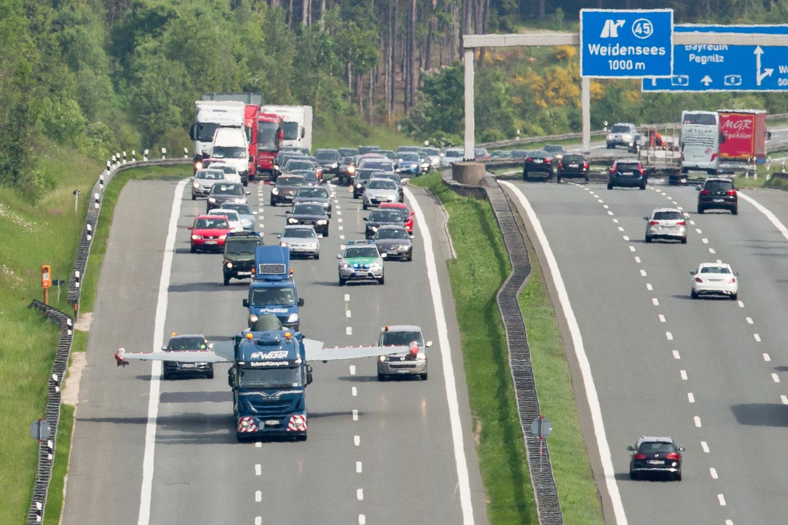 Kurios: Ein Schwertransporter transportiert am 28. Mai 2015 auf der Autobahn A 9 bei Plech (Landkreis Bayreuth) einen beschädigten Kampfjet vom Typ Eurofighter. Der Kampfjet war bei einer Kollision mit einer zivilen Maschine im Sauerland beschädigt worden und sollte im Airbus-Werk im oberbayerischen Manching wieder instand gesetzt werden.