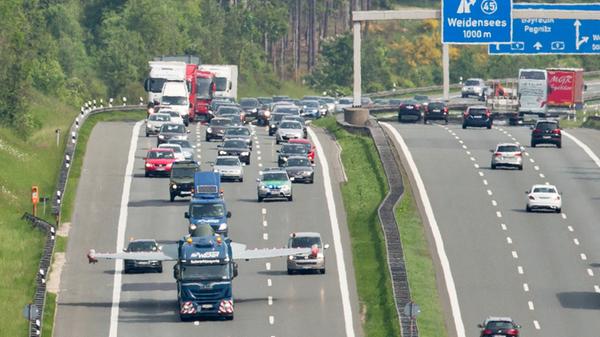 Kurios: Ein Schwertransporter transportiert am 28. Mai 2015 auf der Autobahn A 9 bei Plech (Landkreis Bayreuth) einen beschädigten Kampfjet vom Typ Eurofighter. Der Kampfjet war bei einer Kollision mit einer zivilen Maschine im Sauerland beschädigt worden und sollte im Airbus-Werk im oberbayerischen Manching wieder instand gesetzt werden.