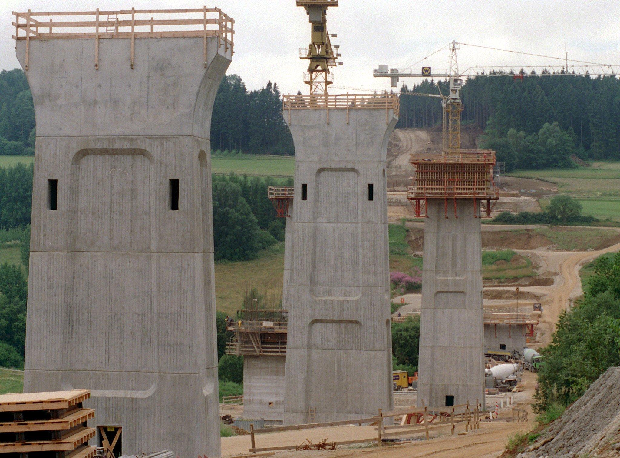 Fast vollendet sind 1999 die mächtigen Pfeiler der 600 Meter langen Talbrücke bei Trockau (Landkreis Bayreuth). Die Autobahn A9 Nürnberg-Berlin wurde von der Ortschaft Trockau weggerückt und erhielt eine neue kurvenlose Trasse sowie durchgehend sechs Spuren.