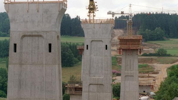 Fast vollendet sind 1999 die mächtigen Pfeiler der 600 Meter langen Talbrücke bei Trockau (Landkreis Bayreuth). Die Autobahn A9 Nürnberg-Berlin wurde von der Ortschaft Trockau weggerückt und erhielt eine neue kurvenlose Trasse sowie durchgehend sechs Spuren.